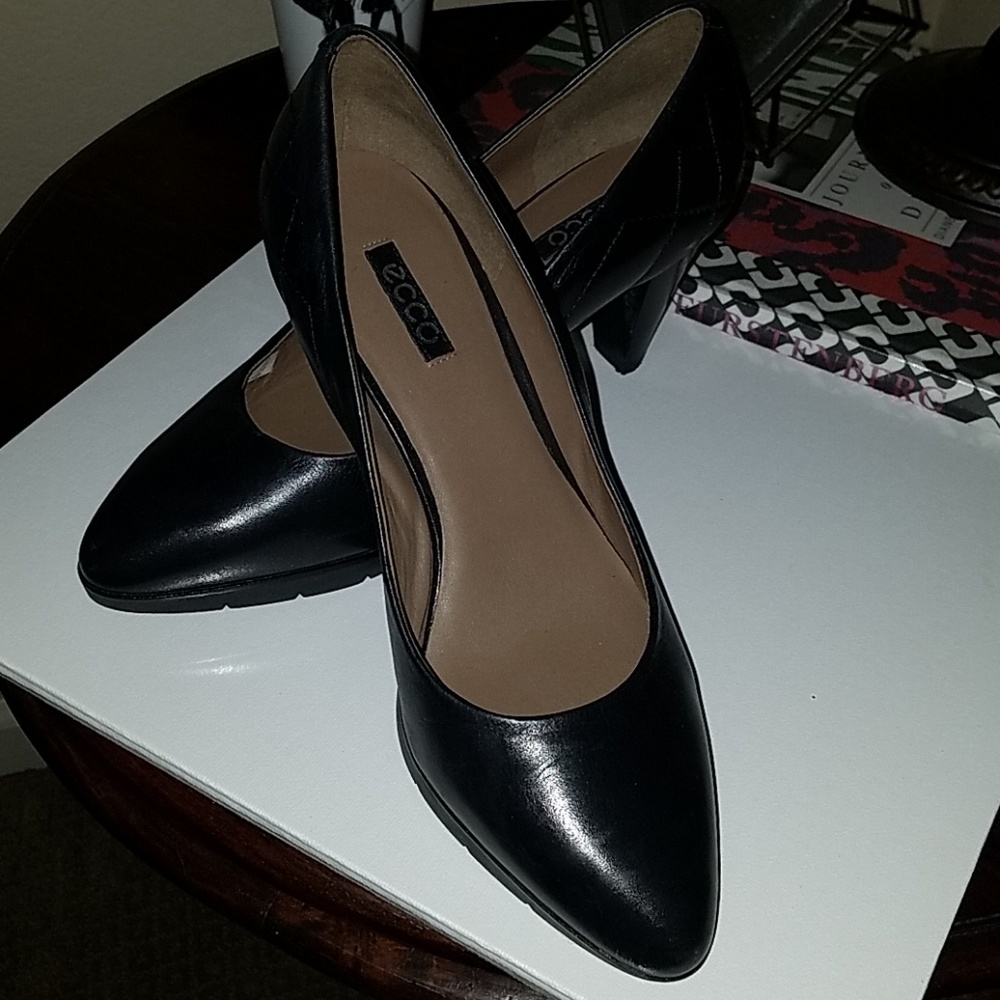 Ecco Quilt Leather Pump